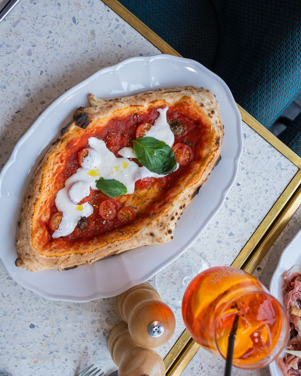 Pizzetta burrata et spritz en terrasse chez Mamma Mia