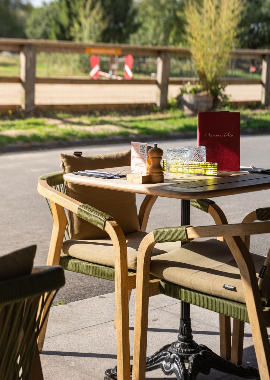 La terrasse de Mamma Mia au soleil, face à la carrière