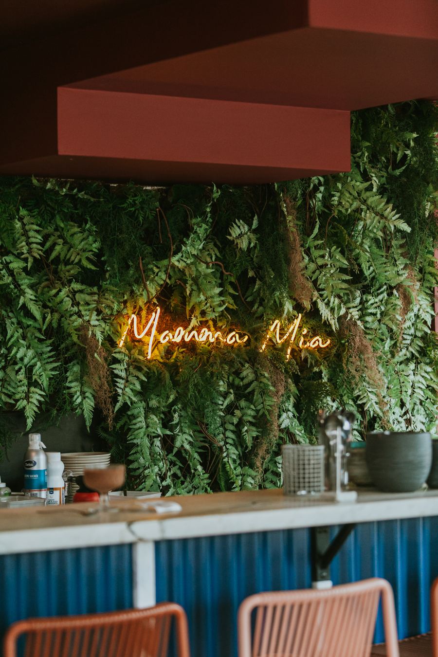 Le mur végétal et l’enseigne lumineuse Mamma Mia le soir