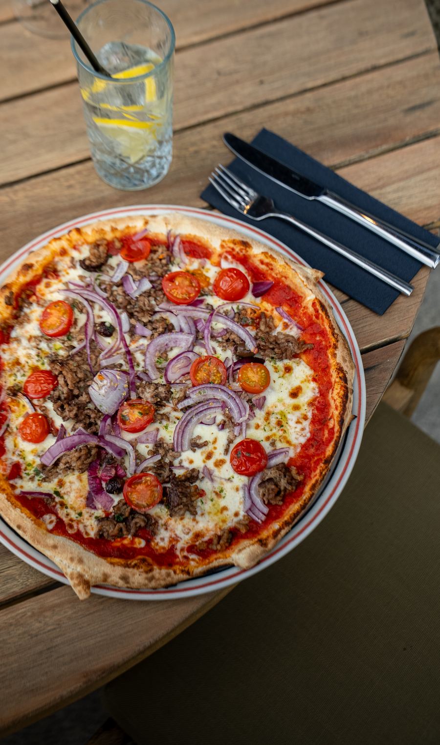 Pizza au feu de bois servie en terrasse